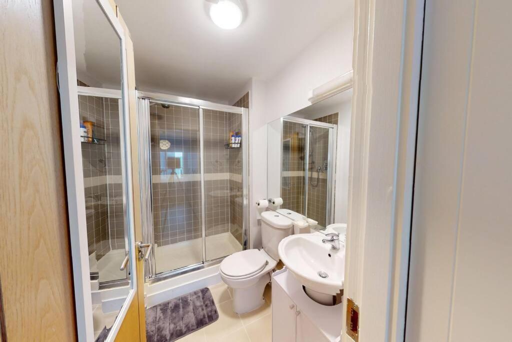 Centrally Located, Comfy 2-Bed 2-Bath Apt Dublin Exterior foto
